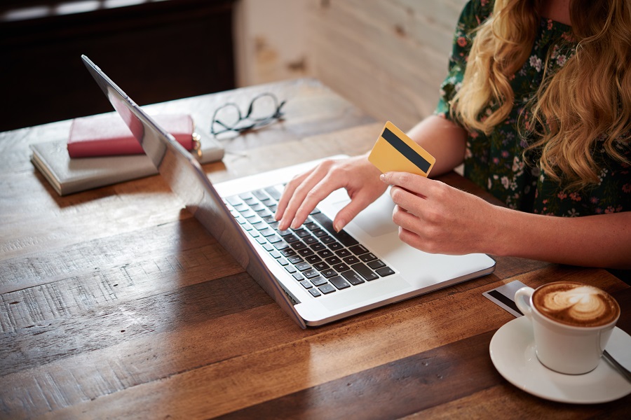 donna con computer e carta di credito per acquisto online