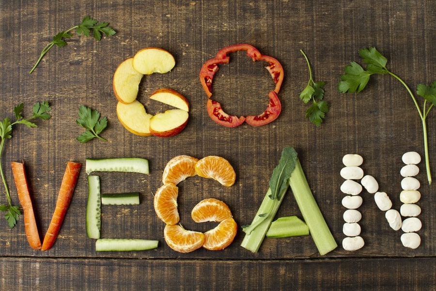 scritta vegan con frutta e verdura